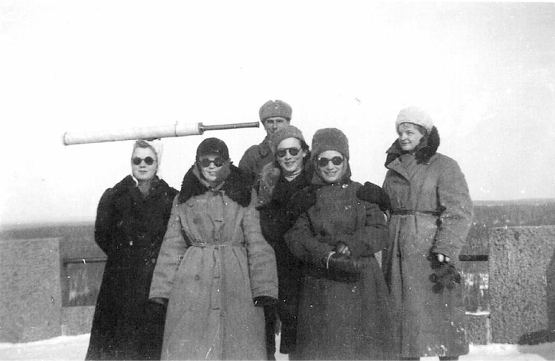 dia13.jpg - Hämeenlinnan iv.asema Aulangon näkötornissa oli Talvisodan aikana toiminnassa kesäkuulle 1940 saakka. Kuvassa aseman päällikkö, Aulangon metsänvartija Ketola ja iv.lottia. (31.3.1940)