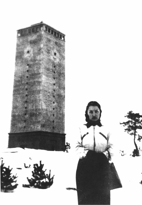 dia23.jpg - Iv.lotta Kerttu Salo ja Rauman kaupungin vesitorni. Tähystys tapahtui tornin ikkunoista. Häikäisyn takia sisällä ei pidetty valaistusta. Tornin välitasanteen pahvikopissa oli  kenttäpuhelin ja sähkölämmitin. Tornissa päivysti kaksi lottaa kerrallaan, toinen kiersi ikkunoissa, toinen oli puhelimen luona. (1940)