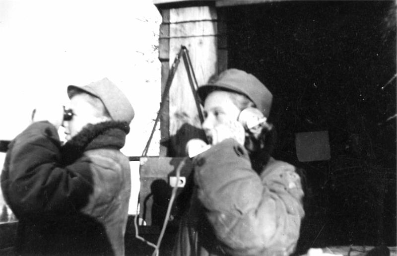 dia29.jpg - Lokakuisena pakkaspäivänä Vehkalahdella Haralin iv.aseman iv.lotat ovat havainneet matalalla, hieman puiden latvojen yläpuolella lentävän viholliskoneen. Toinen lotista viestittää havainnot Kymin ivak:een. (1941)