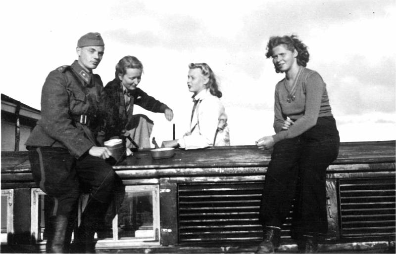 dia33.jpg - Käkisalmen IVAK:n iv.asema oli yhteiskoulun katolla syksyllä 1941. Kuvassa vasemmalta vänr Osmo Simola, iv.lotat M-T Herttua, Liisa Saario (Koskeno) ja Irene Ervi.