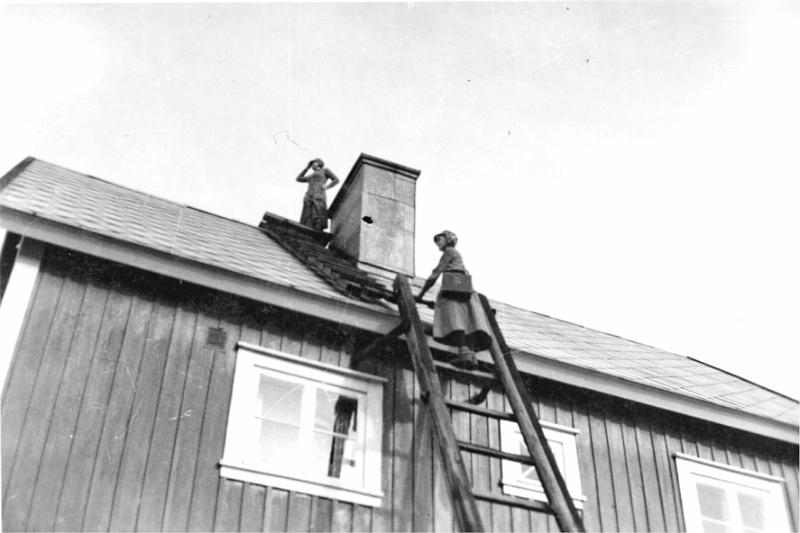 dia4.jpg - Peron iv.asemalla iv.lotat Emilia ja Sirkka Sora tähystämässä. (1938)