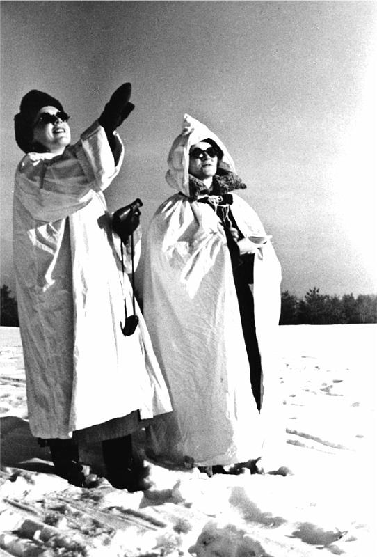 dia42.jpg - Ilmavartijat maatähystyspaikalla Helsingin pitäjän kirkonkylän iv.asemalla 20.3.1942