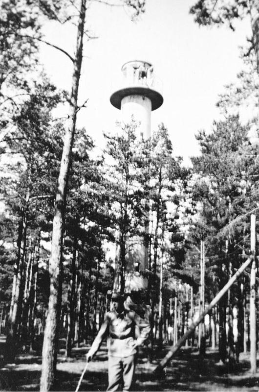 dia59.jpg - Viron rannikolla Pranglin saaren keskiosassa kohoava majakka oli touko-kesäkuussa 1943 suomalaisten käyttämä ilmavalvonta-asema.  Suomalaisten radioaseman päällikkönä oli korpr. Matti Edvard Kauhanen ja radisteina olivat stm. Tuomas Nahkuri ja stm. Paul Voss.  Radistit asuivat samassa mökissä, missä radioasema oli. Iv.asemalla oli neljä suomalaista iv.miestä. Näiden lisäksi siellä olivat Saksan armeijaan iv.miehiksi otetut virolaiset stm:t Kalju Kaalin (Tallinna) ja Harry Ounapuu (Tartto). Molemmat virolaiset siirtyivät Suomeen 1943 kesäkuussa.