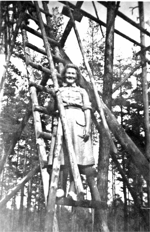 dia67.jpg - Lappeenrannan iv.tornin portailla lotta Laura Gråsten (s. Karhu) kesällä 1944