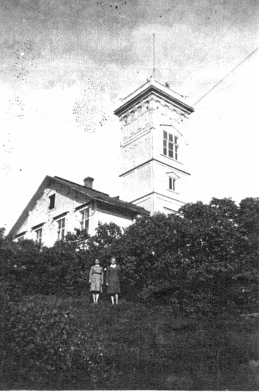 dia71.jpg - Savonlinnan iv.asema ja iv.torni olivat Nälkälinna- nimisessä talossa. Etualalla sisarukset, iv.lotat Elli ja Eila Vuollo, Eini-sisar oli tornissa vartiossa. (1944)